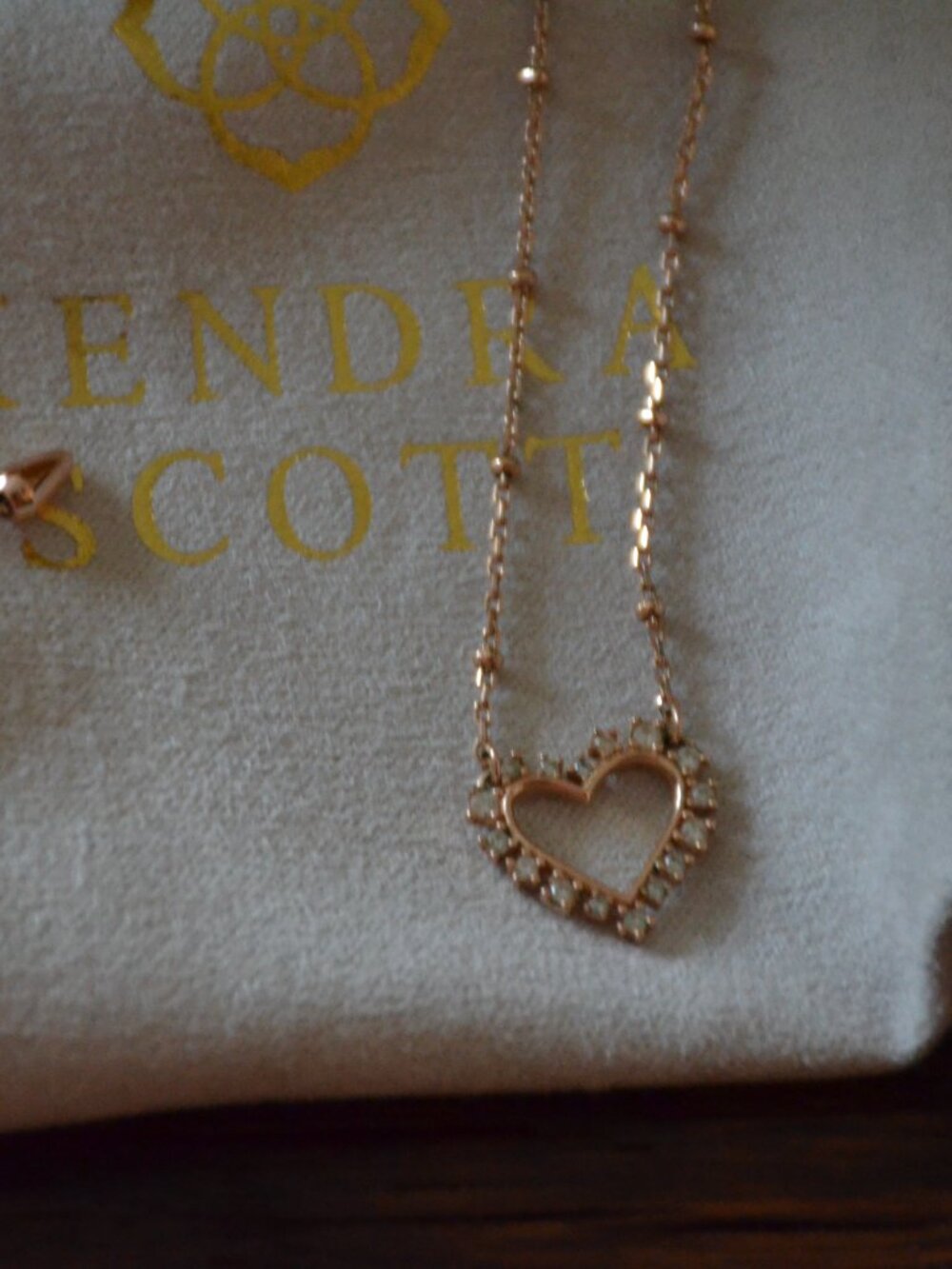 Lot of Kendra Scott Gold Tone necklaces with pouches - Picture 5 of 7